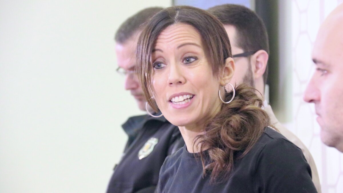 Marta Farrés, alcaldesa de Sabadell, durante la rueda de prensa sobre ocupaciones en la ciudad (Albert Segura, ACN)