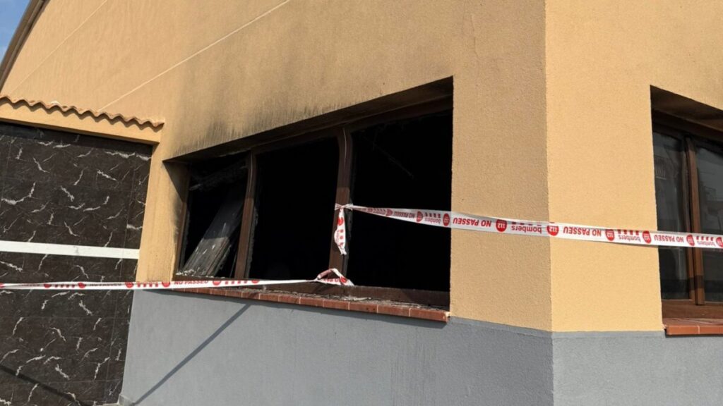 Mesquita de Piera després de l'incendi (ACN)