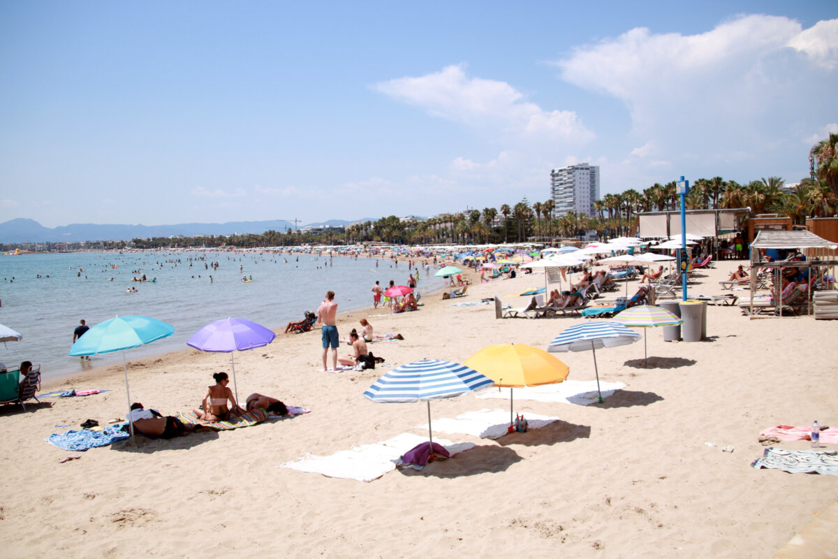 Turistas y bañistas tomando el sol y bañándose en la playa de Salou (Mar Rovira, ACN)