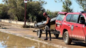 Un bombero de la unidad subacuática se prepara en Cubelles (Àlex Recolons, ACN)