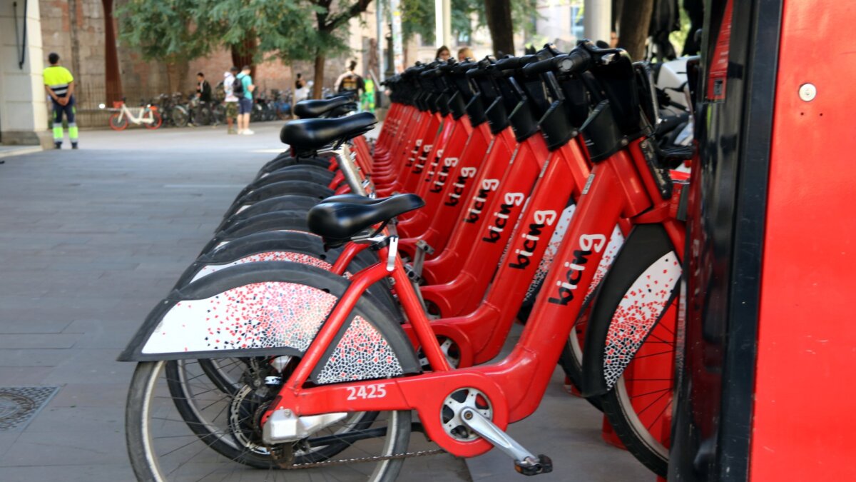 Una estació del Bicing totalment plena a l'avinguda de la Catedral (Jordi Bataller, ACN)