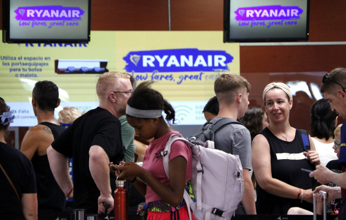 Cola de facturación de maletas en Ryanair en la T2 del Aeropuerto de Barcelona-El Prat (ACN)