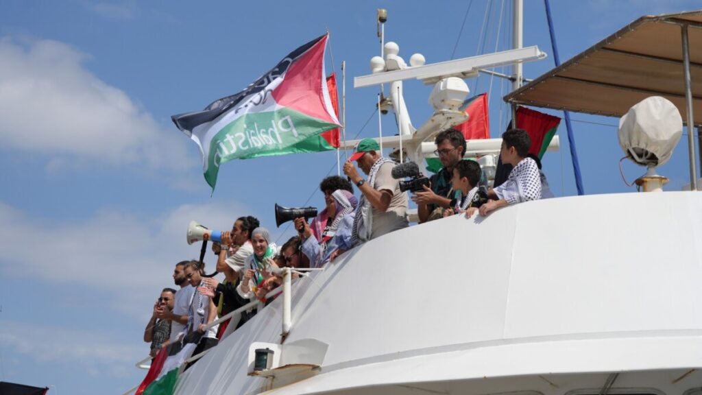 Activistas sobre uno de los barcos de la Global Sumud Flotilla (Gemma Sánchez Bonel, ACN)