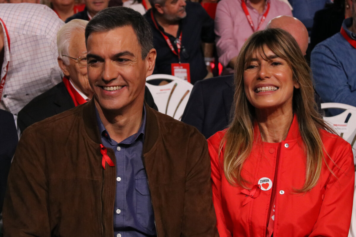 El presidente español, Pedro Sánchez, y su esposa, Begoña Gómez, en un congreso del PSOE en Sevilla (ACN)