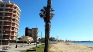 Platja de Sant Antoni de Calonge amb blocs d'apartaments