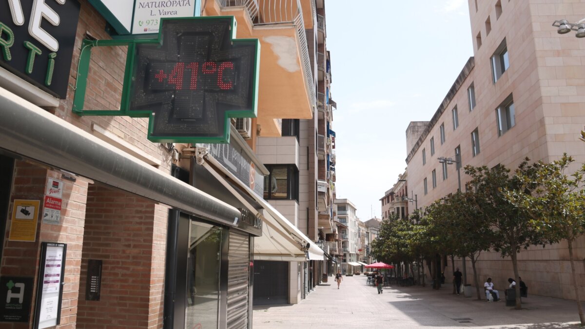 Calle de Pi i Margall de Lleida con gente a la sombra y un termómetro que indica 41 grados (Ignasi Gómez, ACN)