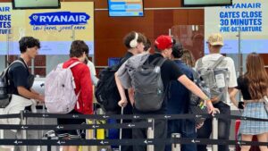 Cola de los mostradores de Ryanair en la T2 del Aeropuerto del Prat (Albert Segura, ACN)