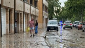 La calle Joan Brossa de Tàrrega llena de barro y agua por las lluvias (Oriol Bosch, ACN)