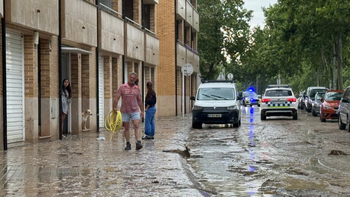 El carrer Joan Brossa de Tàrrega ple de fang i aigua per les pluges (Oriol Bosch, ACN)