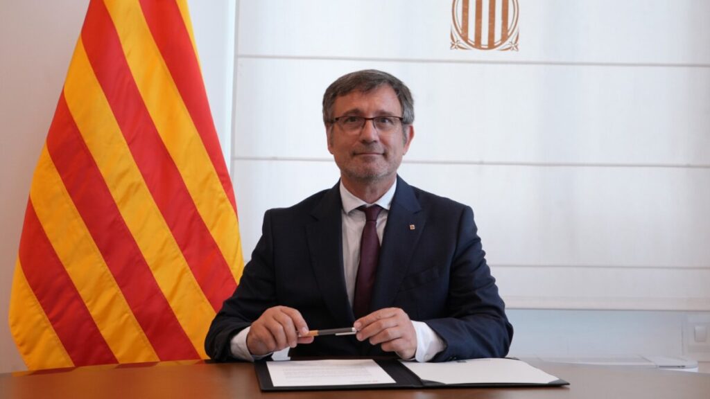 El conseller de Política Lingüística, Francesc Xavier Vila, signant la carta que el Govern ha adreçat als municipis perquè se sumin al Pacte Nacional per la Llengua (Eli Don, ACN)