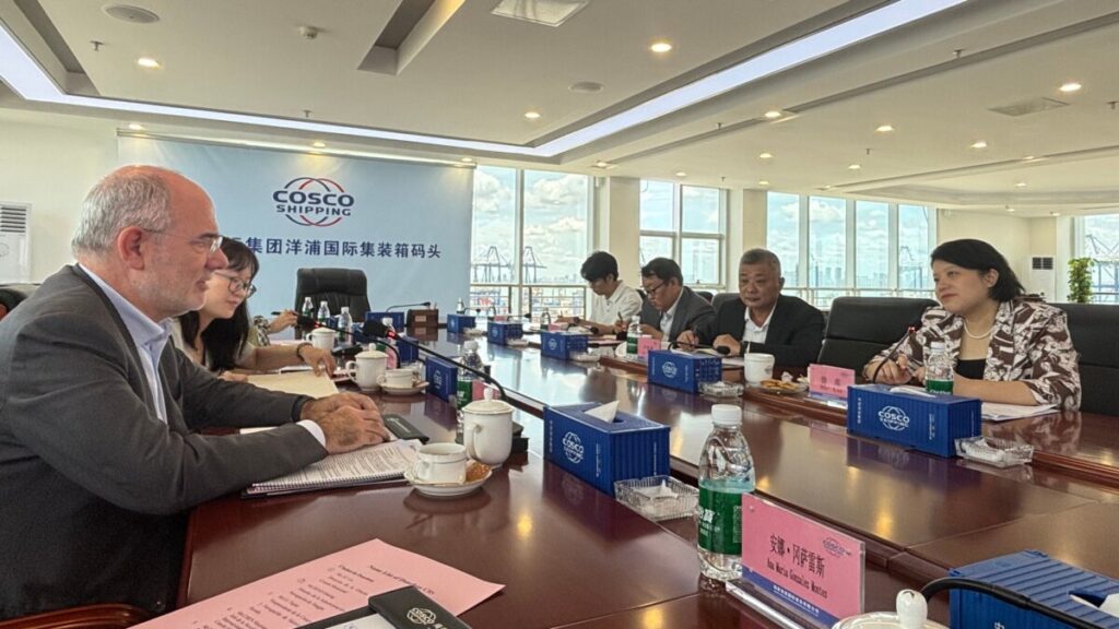 El conseller d'Unió Europea i Acció Exterior, Jaume Duch, reunit amb autoritats del port de Yangpu, a l'illa xinesa de Hainan (Departament d'Unió Europea i Acció Exterior)