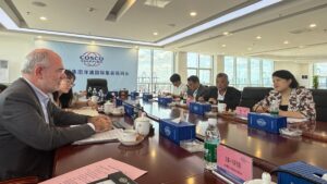El conseller de Unión Europea y Acción Exterior, Jaume Duch, reunido con autoridades del puerto de Yangpu, en la isla china de Hainan (Departamento de Unión Europea y Acción Exterior)