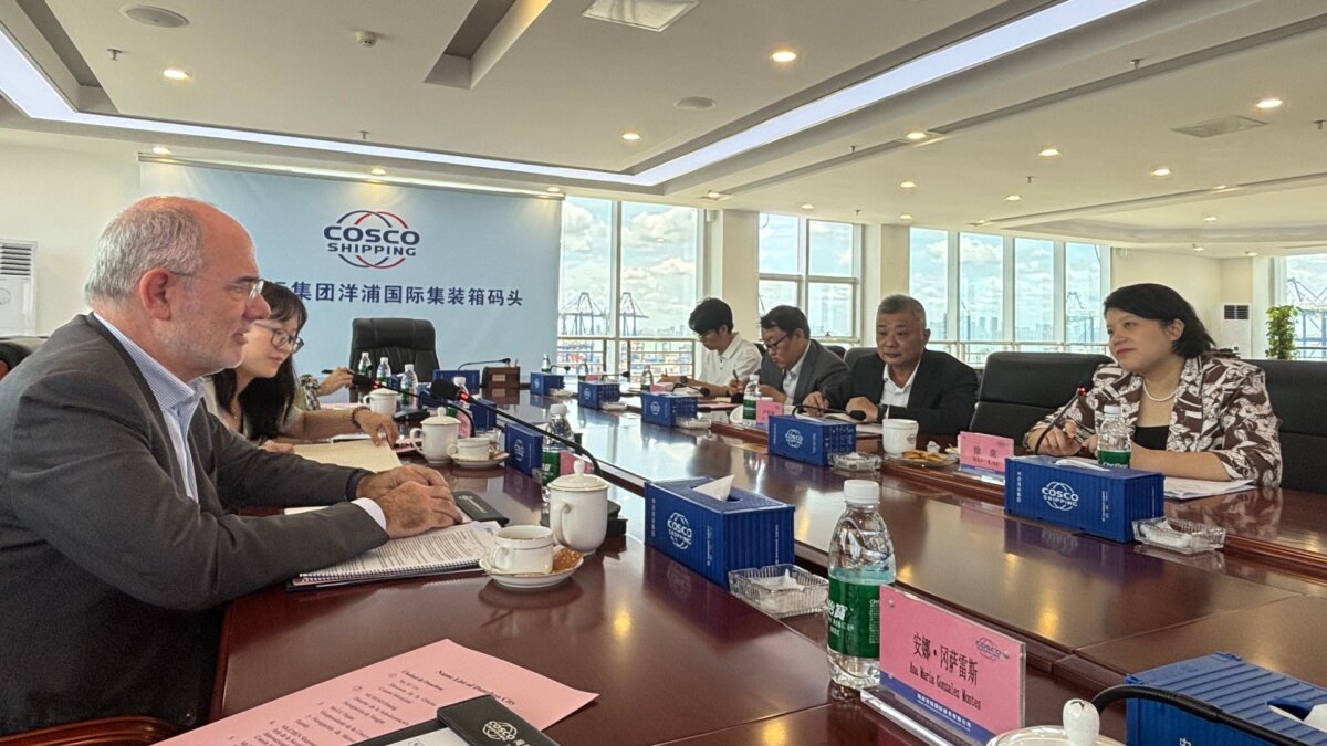 El conseller de Unión Europea y Acción Exterior, Jaume Duch, reunido con autoridades del puerto de Yangpu, en la isla china de Hainan (Departamento de Unión Europea y Acción Exterior)