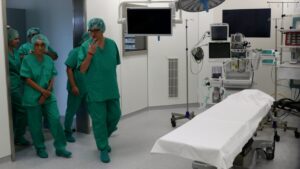 El president del Govern català, Salvador Illa, acompanyat de la consellera de Salut, Olga Pané, entren als reformats quiròfans de l'Hospital Comarcal de Móra d'Ebre (Jordi Marsal, ACN)