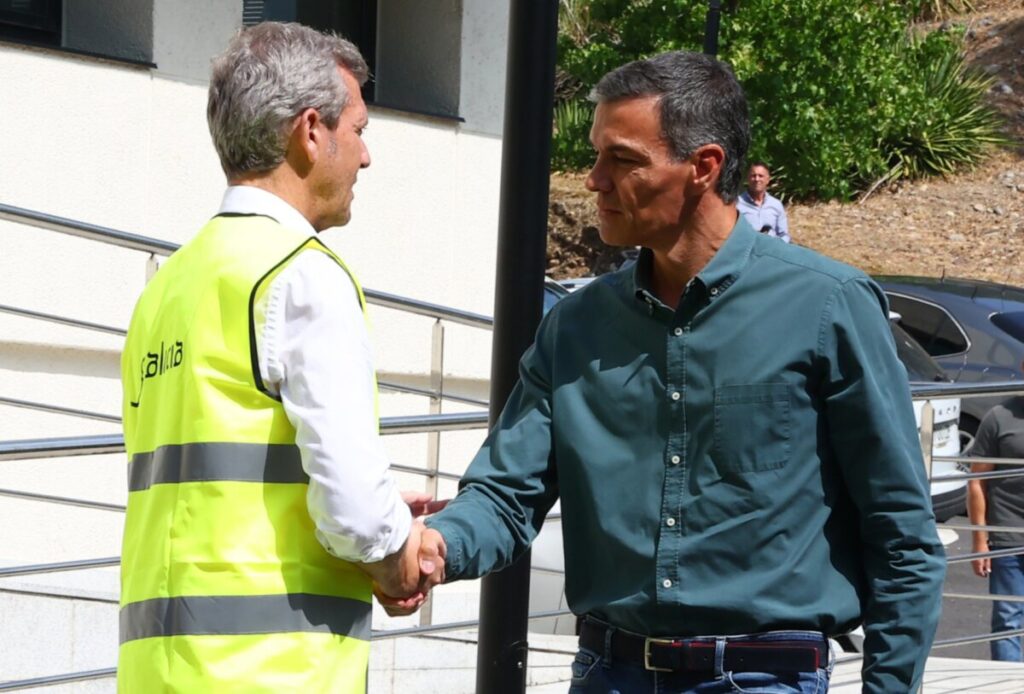 El president del Govern d'Espanya, Pedro Sánchez, saluda el president de la Xunta de Galícia, Alfonso Rueda (La Moncloa)