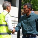 El president del Govern d'Espanya, Pedro Sánchez, saluda el president de la Xunta de Galícia, Alfonso Rueda (La Moncloa)