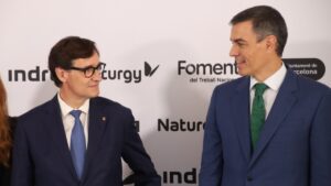 El presidente del Gobierno de España, Pedro Sánchez, y el presidente de la Generalitat, Salvador Illa, mirándose en un acto del Grupo Prisa en Barcelona (Mariona Puig, ACN)