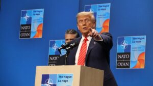 El presidente de Estados Unidos, Donald Trump, durante la rueda de prensa posterior a la cumbre de la OTAN celebrada en La Haya (Albert Cadanet, ACN)