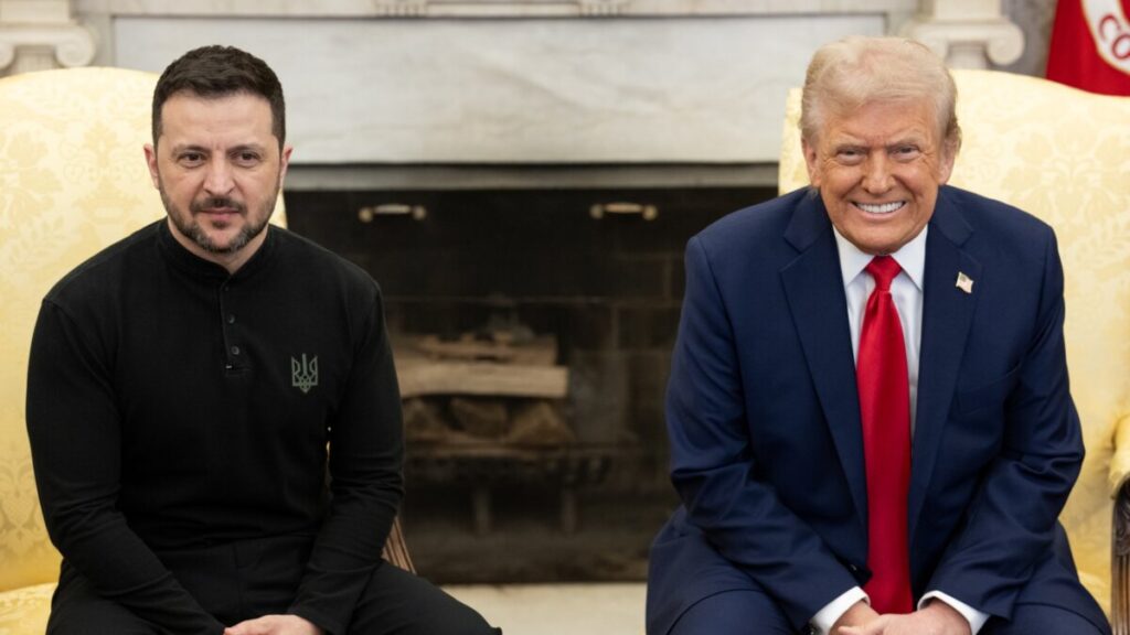 El presidente de EEUU, Donald Trump, durante una reunión con el presidente de Ucrania, Volodímir Zelenski, en el despacho oval de la Casa Blanca (ACN)