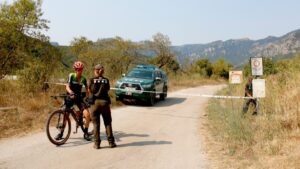 Los Agentes Rurales informan a un ciclista del cierre de uno de los accesos de Els Ports (Arnau Martínez, ACN)