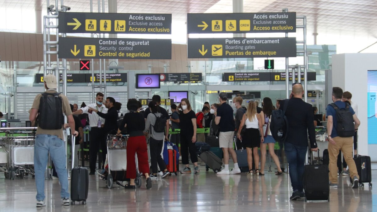 Los pasajeros entrando en el espacio para pasar el control de seguridad de la T1 del aeropuerto del Prat (Aina Martí y Miquel Vera, ACN)