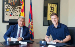 Joan Laporta i Ter Stegen signant la renovació del porter alemany fins al 2028