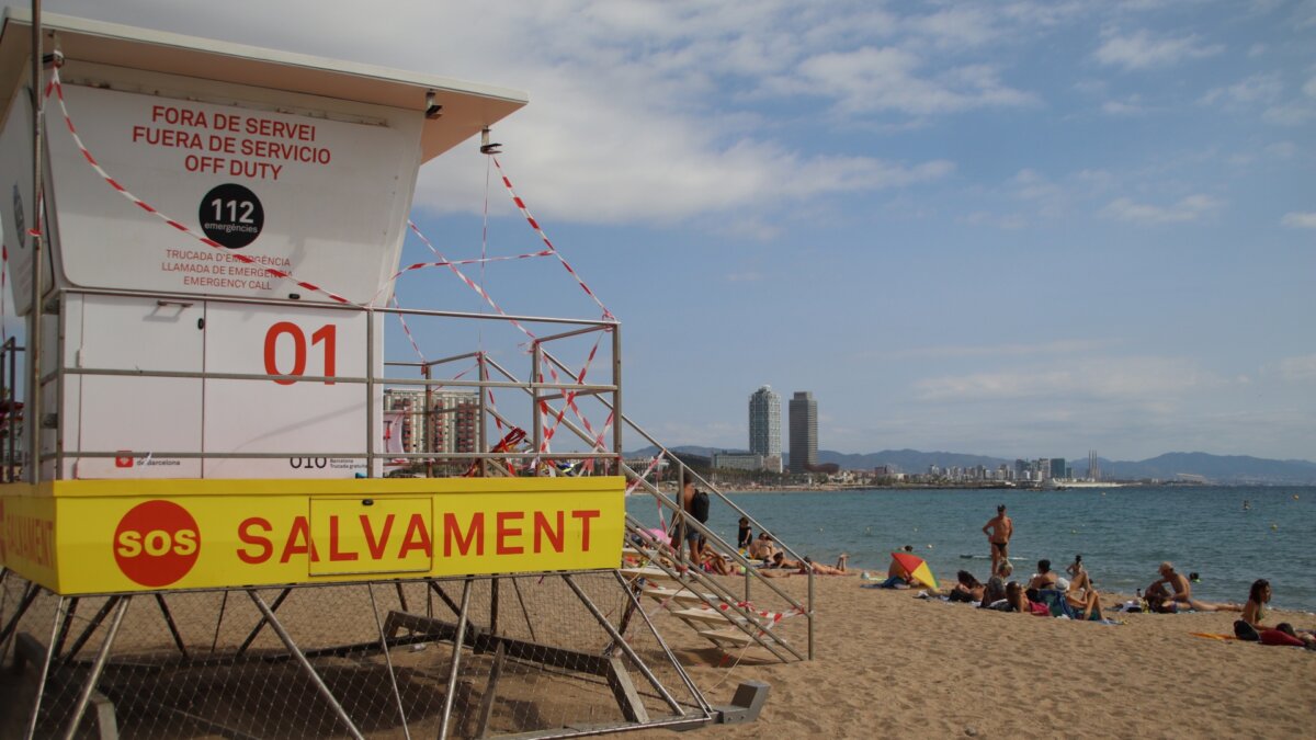 La torre 1 de vigilancia de los socorristas fuera de servicio por la huelga en las playas de Barcelona (Blanca Blay, ACN)