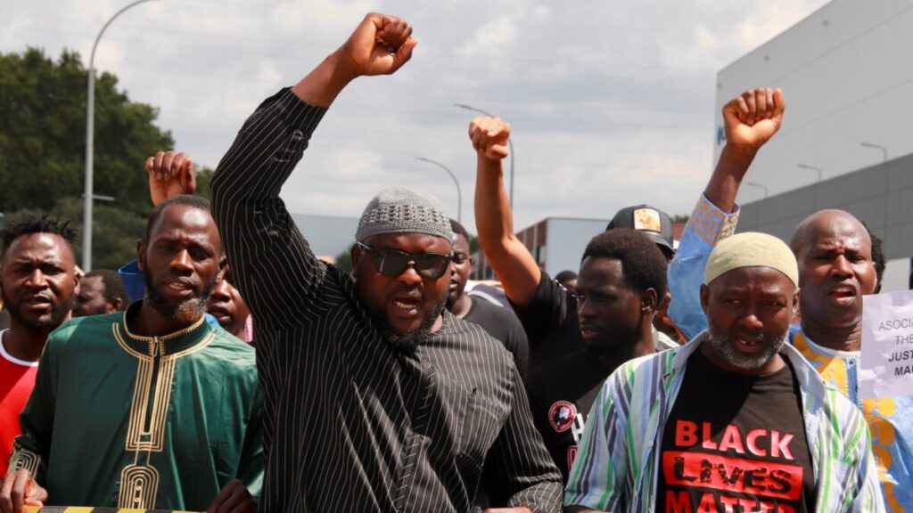 Miembros de la manifestación en Montornès gritan contra la actuación policial en la que un vecino fue abatido de un disparo (Gemma Sánchez Bonel, ACN)