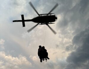 Momento del rescate de un grupo de menores y monitores que se habían perdido por la riera de Beget (Bomberos de la Generalitat)