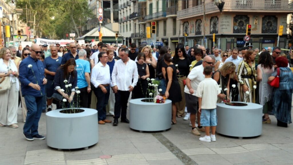 Ofrenda floral de los familiares y los supervivientes (Àlex Recolons, ACN)