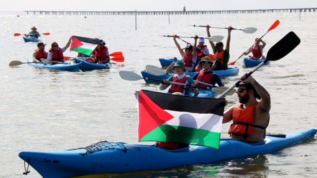 Participants en l'acte de suport a la Flotilla del Moviment Global per Gaza, navegant amb caiacs per la badia dels Alfacs (Jordi Marsal, ACN)