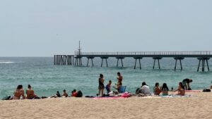 Playa de Badalona con el tramo final del Pont del Petroli al fondo (Jordi Pujolar, ACN)