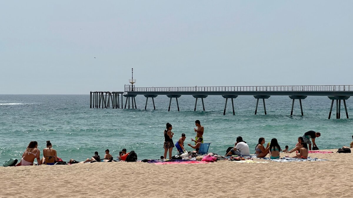 Playa de Badalona con el tramo final del Pont del Petroli al fondo (Jordi Pujolar, ACN)