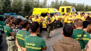 Reunión informativa del convoy con ADF, GEPIF y Agentes Rurales antes de salir desde Torrefarrera, en el Segrià, hacia Castilla y León (Roger Segura, ACN)
