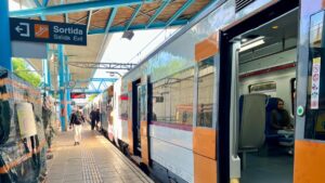 Tren de la R3 procedente de Ripoll que ha recogido pasajeros en Vic y se dirige a Barcelona (Laura Busquets, ACN)