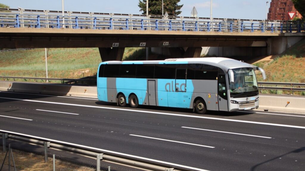 Un autocar circula por el carril bus de la B-23 de entrada a Barcelona (Blanca Blay, ACN)