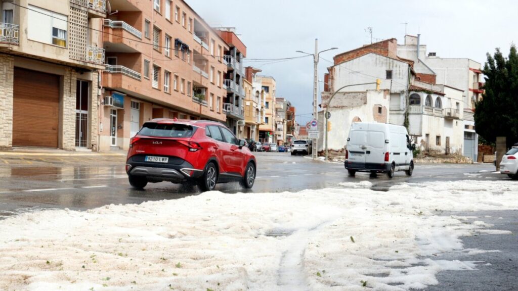 Un mantell blanc de pedra en un carrer d'Alcarràs, al Segrià (Roger Segura, ACN)
