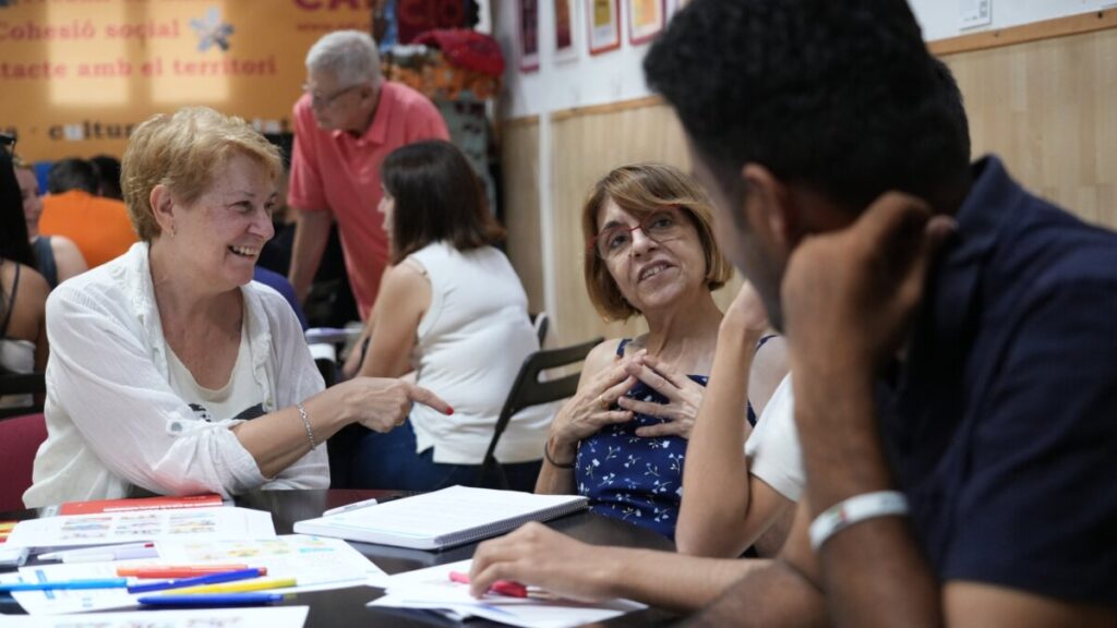 Una sesión del proyecto ‘Xerrem junts’ de la Coordinadora d’Associacions per la Llengua Catalana (CAL) en Barcelona (Guillem Roset, ACN)