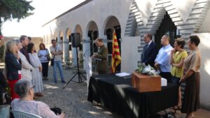 Acte al cementiri de Claravalls on s'han retornat les restes del soldat republicà Julio Lizana (Alba Mor, ACN)