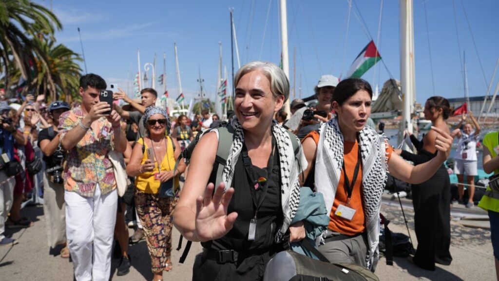 Ada Colau dirigiéndose a uno de los barcos de la Flotilla que va hacia Gaza (Eli Don, ACN)
