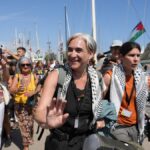 Ada Colau dirigiéndose a uno de los barcos de la Flotilla que va hacia Gaza (Eli Don, ACN)