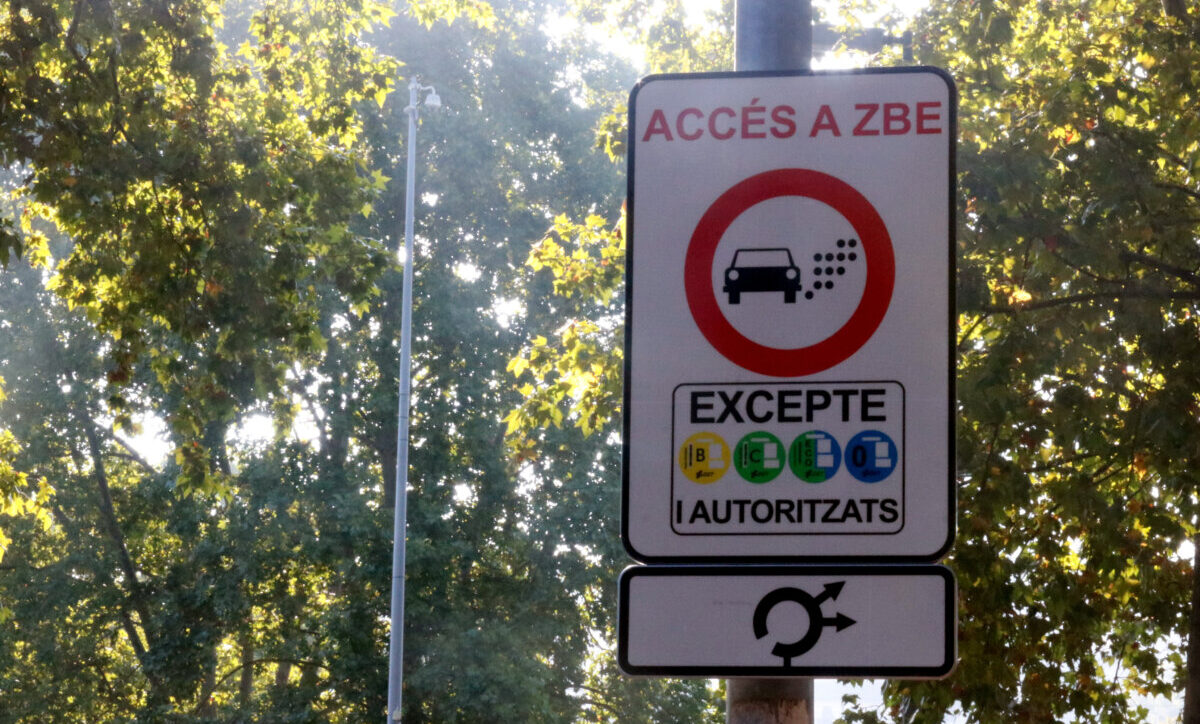 Un cartel que indica el acceso a la ZBE de Girona (ACN)