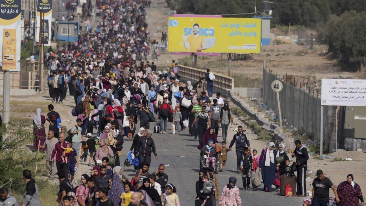 cnne-1502532-miles-de-palestinos-huyen-de-gaza