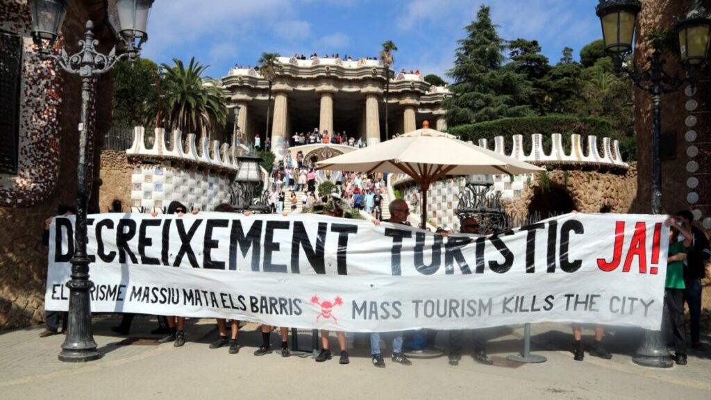 Concentración contra el turismo masivo en la entrada del Park Güell de Barcelona (Jordi Bataller, ACN)