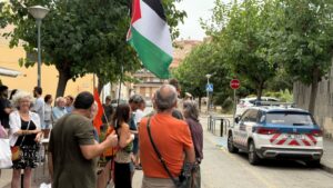Frente a los juzgados de Figueres, un grupo de personas muestra su apoyo al detenido por boicotear al equipo ciclista de Israel durante la Vuelta (Gerard Vilà, ACN)