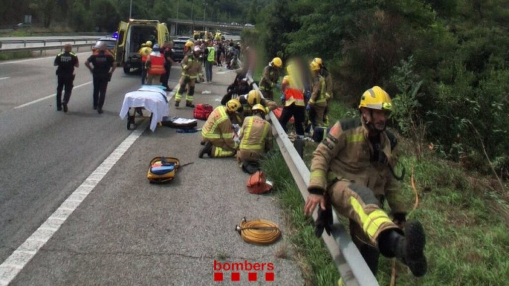 Efectius dels cossos d'emergències treballant a la C-31 a l'altura de Santa Susanna per l'accident d'un autocar (Bombers de la Generalitat, ACN)