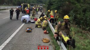 Efectius dels cossos d'emergències treballant a la C-31 a l'altura de Santa Susanna per l'accident d'un autocar (Bombers de la Generalitat, ACN)