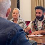 El coordinador de la Global Sumud Flotilla, Saif Abukeshek, reunido con diputados, este miércoles en el Congreso (Miquel Vera, ACN)