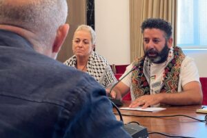 El coordinador de la Global Sumud Flotilla, Saif Abukeshek, reunit amb diputats, aquest dimecres al Congrés (Miquel Vera, ACN)