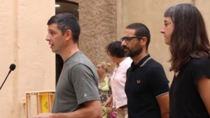 El nou diputat de la CUP, Xavier Pellicer, compareix amb Non Casadevall i Su Moreno aquest dissabte a Vilassar de Dalt (Nico Tomás, ACN)
